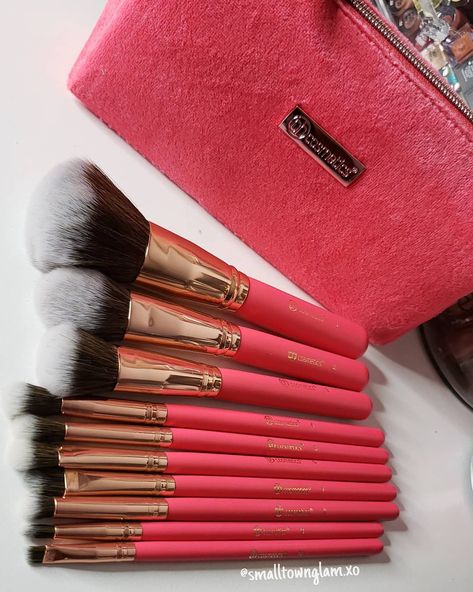 Bh Cosmetics Bombshell Beauty brush set  www.instagram.com/smalltownglam.xo Bedrom Ideas, Makeup Types, 16 Gifts, Makeup Business, Sweet 16 Gifts, Beauty Brushes, Makeup Room, Bh Cosmetics, Girly Stuff