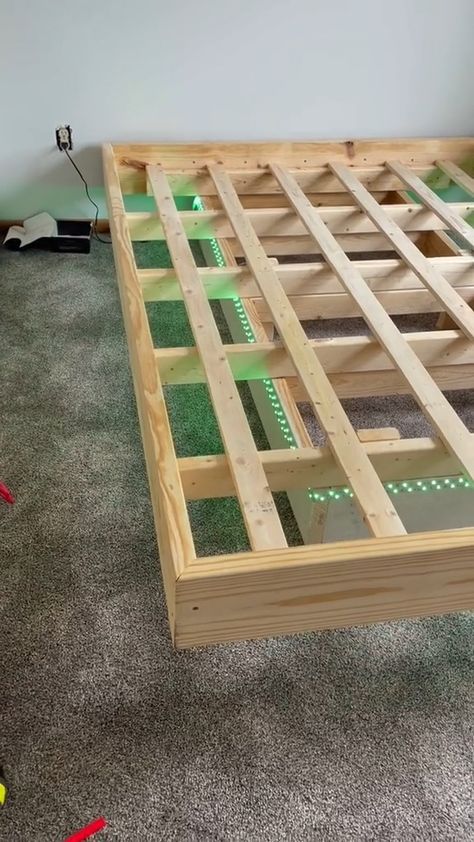 Floating Bed Ideas, Diy Floating Bed, Corner Bed Frame, Wooden Bed Frame Diy, Floating Bed Diy, Build Bed Frame, Raised Platform Bed, Diy King Bed Frame, Diy Bed Frame Easy