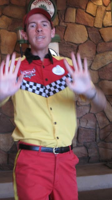 Disney Cars Land cast member uniform. Disney Ride Costumes, Cars Land Disneyland Wallpaper, Theme Park Ride Design, Marvel Campus Disneyland, Disneyland Cars Land, Disney Cast Member, Cars Land, Amusement Park Rides, Amazing Race