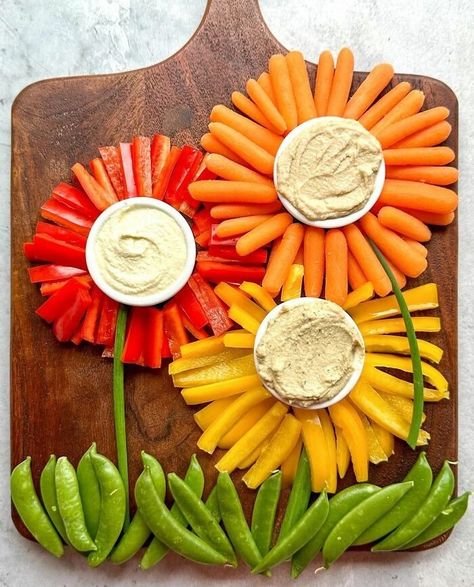 Veggie Flowers. Perfect For Easter Or Any Springtime Gathering Sunshine Veggie Tray, Veg Tray Ideas, Veggie Flowers, Flavored Hummus, Dip Healthy, Charcuterie Ideas, Birthday Picnic, Kid Snacks, Charcuterie Inspiration