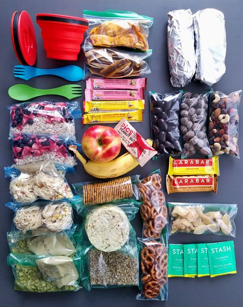 Food To Take On A Plane, Airplane Snacks For Adults, Plane Snacks, Dehydrated Recipes, Healthy Travel Food, Airplane Snacks, Healthy Travel Snacks, Chocolate Covered Raisins, Airplane Food