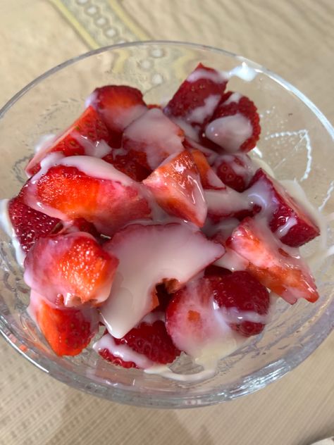 Strawberry With Cream, Strawberry And Cream, Strawberry Topping, Red Flag, Food Obsession, Pretty Food, Aesthetic Food, Strawberries, Books Wattpad