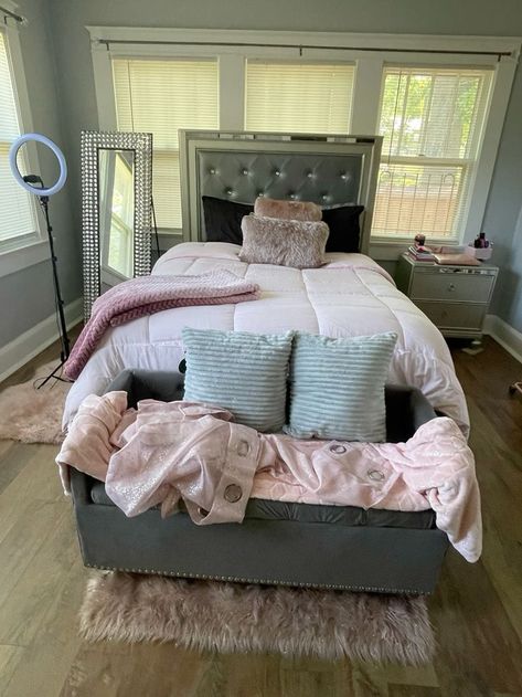 #follow #house #homedecorideas #homedecor #home #lifestyle #bedroomdecor #bedroom #blogging #blogger #blog Bf And Gf Bedroom Ideas, Bedroom With Ottoman, Latina Bedroom Ideas, Bedroom Layouts For Small Rooms, Bedroom Ideas For Small Rooms Cozy, Girl Apartment Decor, Room Organization Bedroom, White Room Decor, Luxury Room