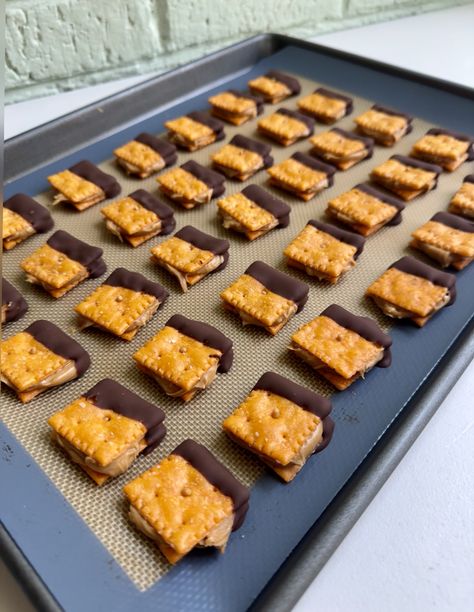 Cheez-It Butterfinger Bites Cheezit Butterfinger Bark, Peanut Butter Chews Recipes, Butterfinger Bark, Cracker Ideas, Butterfinger Bites, Cheetos Recipe, Airplane Snacks, Peanut Butter Chews, Twix Candy