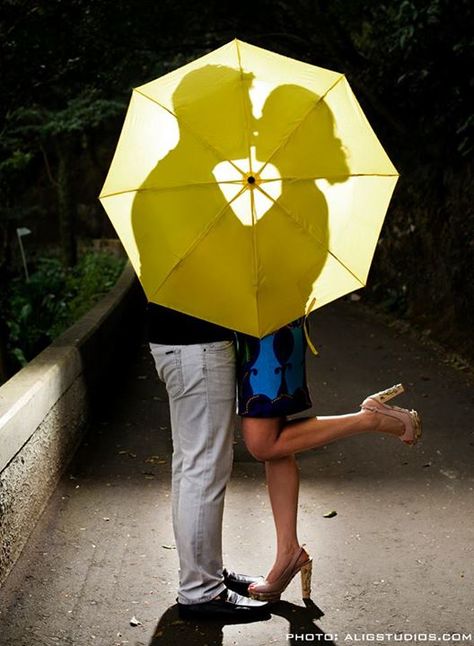 Rain Photoshoot, Save The Date Pictures, Prewedding Ideas, Under An Umbrella, Date Photo, Couple Pic, Bride Book, Save The Date Photos, Foto Tips