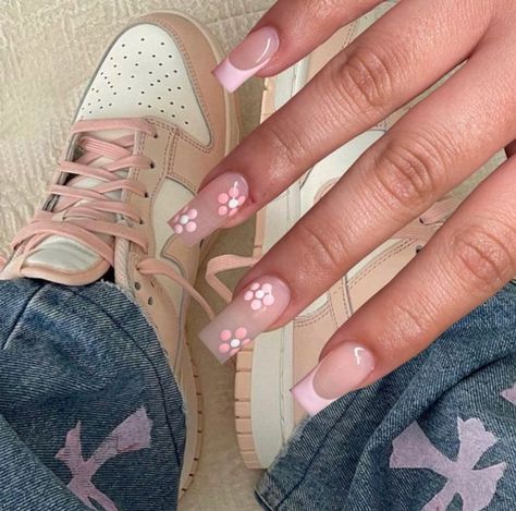 Pink Acrylic Nails Coffin Flower, Summer French Tips Flowers, Acrylic Nail Designs Flowers Simple, Light Pink With Flowers Nails, Summer Nails Medium Length Square, Shortish Nail Ideas, Light Pink French Tips With Flowers, Summer Nails Pink Flowers, White French Tip With Pink Flowers