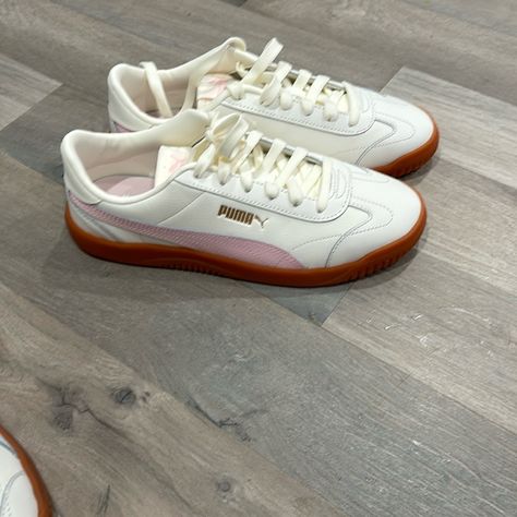 Brand New Super Cute Puma Tennis Sneaker Soooo Comfy And In Two Beautiful Colors Pumas, Sports Shoes Aesthetic, Puma Clothes Women, Puma Sneakers Womens Outfit, Pink Puma Shoes, Puma Sneakers Womens, Pink Puma Sneakers, Shoe Rotation, Puma Shoes Women