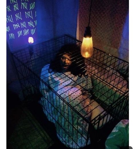 Insane Asylum Halloween, Halloween Haunted House Diy, Haunted House Ideas, Asylum Halloween, Haunted House Halloween Party, Imprimibles Halloween, Haunted House Diy, Scary Halloween Decorations Diy, Halloween Haunted House Decorations