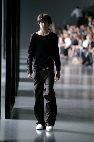 Dior Men Spring 2005 Menswear collection, runway looks, beauty, models, and reviews. 2005 Fashion, Mode Punk, Dior Men, Men Spring, Archive Fashion, Mens Outfit Inspiration, Mens Fashion Streetwear, Menswear Fashion Show, Herren Outfit