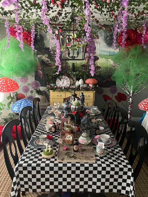 Mad Hatter Tea Party Halloween, Table Decorations Alice In Wonderland, Alice In Wonderland Tea Party Table Set Up, Mad Hatter Tea Party Table Decorations, Mat Hatter Tea Party, Unbirthday Alice In Wonderland, Mad Hatter Themed Tea Party, Mad Tea Party Decorations, Tea Party Wonderland