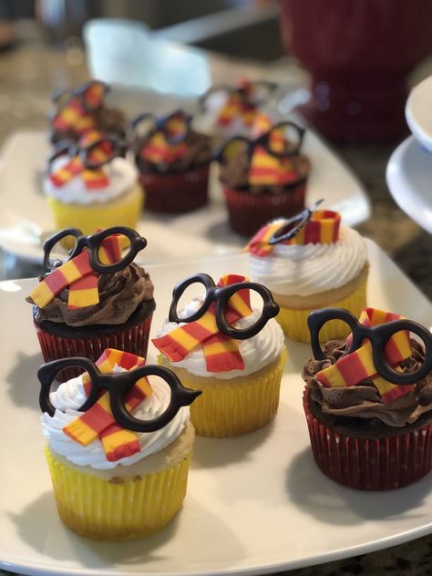 Harry Potter Baby Shower Ideas, Dolci Harry Potter, Baby Shower Ideas Decorations, Harry Potter Torte, Harry Potter Treats, Harry Potter Desserts, Gateau Harry Potter, Harry Potter Snacks, Harry Potter Onesie