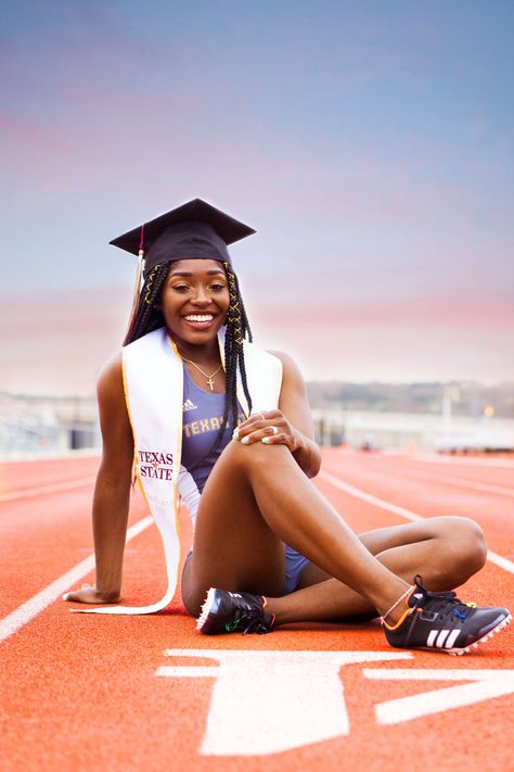 Track Photography, Track Senior Pictures, Senior Year Pictures, Track Pictures, Unique Senior Pictures, Senior Photography Poses, Graduation Photography Poses, Senior Pictures Sports, Senior Photo Outfits