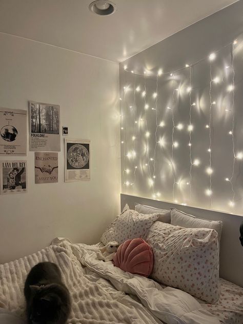 Fairy Lights Bedroom Wall, Room Decor Hostel, Hostel Decor, Hostel Room Makeover, Chambre Inspo, Hostel Room, Room Redesign, Pinterest Room Decor, Bilik Tidur