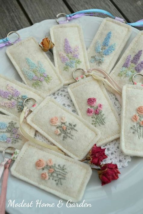 Embroidery Stitches Beginner, Hand Embroidery Patterns Flowers, Basic Embroidery Stitches, Pola Sulam, Hand Embroidery Projects, Embroidery Bags, Embroidery Gifts, Embroidery Flowers Pattern, Creative Embroidery