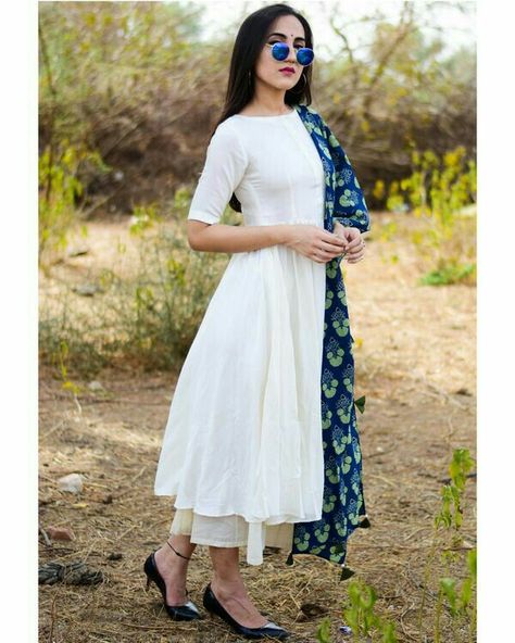 Indigo Dupatta, Indian Kurti Designs, Indian Designer Suits, Designer Kurti Patterns, Long Kurti Designs, Casual Indian Fashion, Salwar Kamiz, White Suit, Indian Gowns Dresses