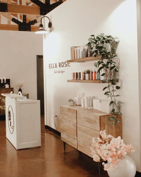 Home Salon Ideas Small Nails, Boho Small Salon Ideas, Rattan Salon Decor, Spa Decor Ideas Estheticians Boho, Boho Chic Spa Decor, Cottage Salon Ideas, Boho Modern Salon Decor, Hair Dressers Salon Ideas, Boho Lobby Decor