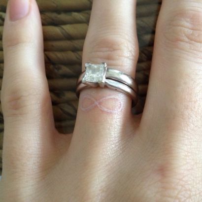 Tatoo Ring, Him And Her Tattoos, Wedding Band Tattoo, Ring Tattoo, Wedding Ring Finger, Wedding Ring Tattoo, Tattoo Wedding Rings, Ring Finger Tattoos