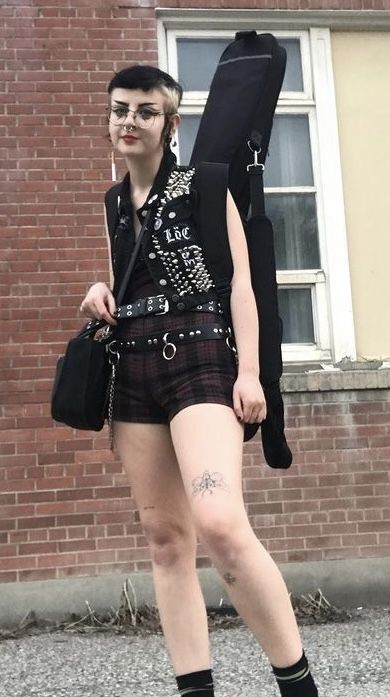 Hot Weather Punk Outfits, Goth Hot Weather Outfit, Alt Hot Weather Outfits, Outfit Ideas Summer Goth, Hot Weather Goth Outfits, Masc Goth Outfits Summer, Simple Punk Outfits, Trad Goth Summer Outfits, Goth Outfits For Summer