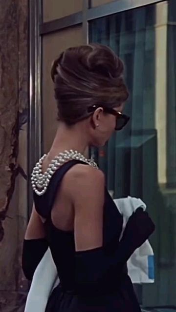 retrovintagie on Instagram: "Audrey Hepburn in "Breakfast At Tiffany's", 1961 🤍" Audrey Hepburn Wallpaper Iphone, Breakfast At Tiffany's Aesthetic, Audrey Hepburn Party, Audrey Hepburn Style Outfits, Audrey Hepburn Wallpaper, Audrey Hepburn Hair, Audrey Hepburn Breakfast At Tiffanys, Aubrey Hepburn, George Peppard