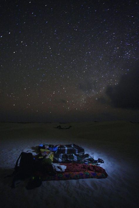 Travellers sleeping under the stars on top of sand dunes in the Zahik desert. Romantic Anniversary Trips, Star View, Couple Sleeping, Girl Time, Beach Date, Dream Date, Romantic Hotel, Beach Night, Sky Full Of Stars