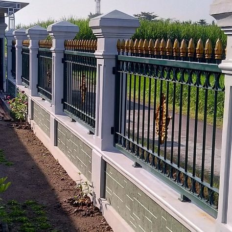 Fence Wall Design, Compound Wall Design, Front Wall Design, Cornice Design, Fence Gate Design, Spring Porch Decor, Grill Gate Design, House Fence Design, Modern Fence Design