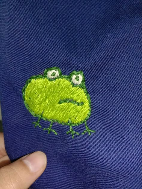 Easy Frog Embroidery, Embroidery Ideas Funny, Frog Embroidery Simple, Cute Frog Embroidery, Frog From Peppa, Silly Embroidery, Frogs Embroidery, Frog Embroidery, Diy Embroidery Shirt