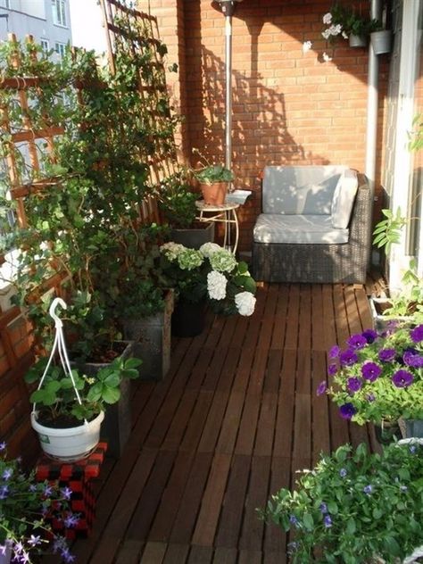 Amazing Balcony Ivy Ideas - Unique Balcony & Garden Decoration and Easy DIY Ideas Apartment Patio Gardens, Balcony Privacy Screen, Rustic Outdoor Decor, Garden Privacy Screen, Apartment Balcony Garden, Balkon Decor, Balcony Privacy, Small Balcony Garden, Patio Privacy