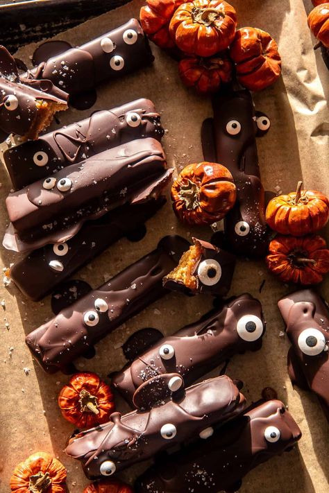 8x8 Desserts, Halloween Treats Ideas, Halloween Party Recipes, Halloween Candy Recipes, Homemade Twix Bars, Treats To Bake, Homemade Candy Bars, Autumn Treats, Twix Bars