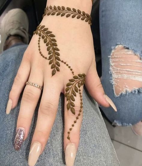 If you are looking for gorgeous Mehndi designs 2024 to try this Eid, continue reading for the Latest Mehndi Designs 2024 for Eid Al Fitr. Henna Flower Designs, Short Mehndi Design, Mehndi Outfit, Henna Hand, मेहंदी डिजाइन, Designs Mehndi, Eid Mehndi Designs, Henna Tattoo Designs Hand, Legs Mehndi Design