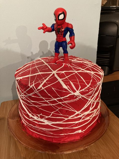 Easy Spider Man Cake, Diy Spider Man Cake, Spiderman Cake Ideas Easy, Diy Spiderman Cake, Diy Avengers Cake, Simple Spiderman Cake, Spiderman Birthday Cake Easy, Homemade Spider Man Cake, Spider Man Cake Design