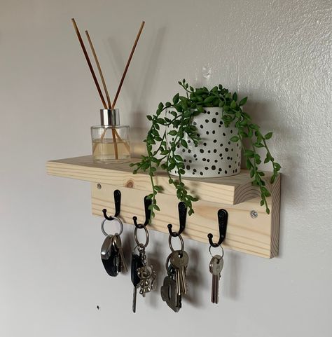 Handmade Wall Mounted Key Holder With Shelf "Black Hooks" key holder, key storage, key hooks, wall key holder, key rack with shelf These key hook holders will look amazing in any home, each hook comes evenly spaced giving plenty of room for the keys from a single key to the keyring lovers, these are great to organise and store your familys keys, as with natural wood there will be variations to colour and grain patterns to the ones pictured making every one of these key holders unique. Choose fro Key Holder Unique, Front Door Key Holder, Keys Hanger Ideas, Creative Key Holder, Key Entryway Ideas, Harry Potter Key Holder, Key Holder Ideas, Home Key Holder, Modern Key Holder