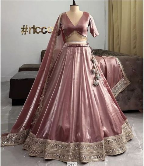 Lengha Pattern Design, Latest Lehenga Design For Wedding, Indian Shadi Dresses, Lehanga Designs For Engagement, Lehnga Designs For Women, Blouse Style For Lehenga, Lengha Choli Blouse Designs Latest, Traditional Blouse Designs For Lehenga, Lehnga Inspo Aesthetic