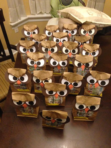 Owl snacks for back to school! Pre-k snacks. Used newspaper funnies for belly. Whooooo's ready for snacks? School Holiday Snacks, Owl Snacks, Noahs Ark Party, Class Snacks, Packaged Snacks, Classroom Treats, Preschool Snacks, Crafts For Toddlers, Owl Party