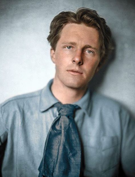 colorized by Jecinci // Brooke was an English poet known for his idealistic war sonnets written during the First World War, especially "The Soldier". He was also known for his boyish good looks, which were said to have prompted the Irish poet W. B. Yeats to describe him as "the handsomest young man in England.” // source: facebook.com/jecinci Describe Him, Rupert Brooke, Masculine Elegance, W B Yeats, Famous Historical Figures, Bloomsbury Group, The Sun Also Rises, The Soldier, English Poets