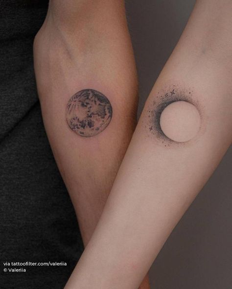 Matching full moon and eclipse tattoos for couple. Tattoo Ideas Couples, Chloe Tattoo, Tattoo For Couples, Eclipse Tattoo, Pair Tattoos, Infinity Couple Tattoos, Luna Tattoo, Couple Tattoo Ideas, Full Moon Tattoo