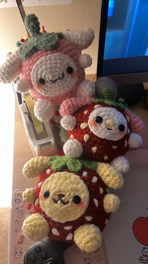 Crochet Sanrio Plush, Fluffy Yarn Crochet Ideas, Sanrio Crochet Pattern, Rilakkuma Crochet, Amigurumi Aesthetic, Strawberry Sanrio, Sanrio Crochet, Strawberry Crochet, Hello Kitty Crochet