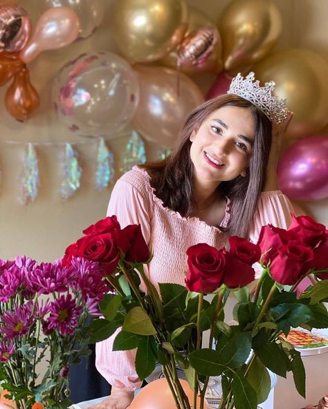 Yumna Zaidi Awesome Picture from Birthday Celebration Jannat Mirza, Happy Birthday Cake Photo, Yumna Zaidi, Birthday Party Photography, Cute Birthday Pictures, Pakistani Celebrities, Beautiful Pakistani Dresses, Birthday Photography, Bday Girl