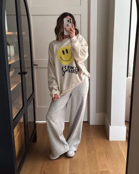 No Boundaries Wide Leg Sweatpants, … curated on LTK Casual Outfits Sweatpants, Wide Leg Sweatpants Outfit, Outfits Sweatpants, Sweatpants Style, Sweatpants Outfit, Wide Leg Sweatpants, Joggers Outfit, Sweat Joggers, Cute Fall Outfits