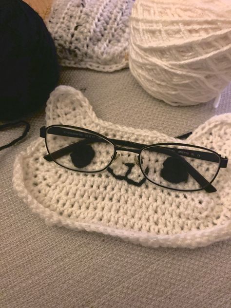 𓋼𓍊 Jampot Crafts 𓍊𓋼 🤍💙🖤 Glasses Holder Crochet, Crochet Glasses Holder, Glasses Crochet, Crochet Glasses Case, Yarn Tutorials, Crochet Decorations, Crochet Fairy, Cat Glasses, Black And White Cat