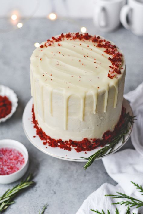 Simple Red Velvet Cake Designs, Decorate Red Velvet Cake, Red Cake Aesthetic, Red Velvet Cake Decoration, Best Birthday Cake Designs, Cake With Fresh Berries, Red Velvet Birthday Cake, Red Velvet Wedding Cake, Red Birthday Cakes