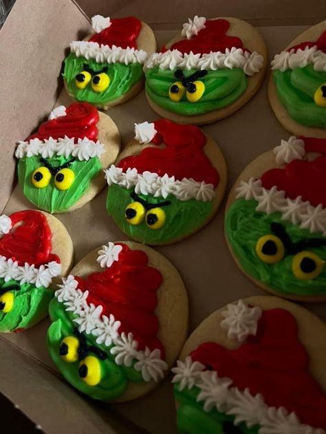 Grinch Cookie Ideas, Christmas Cookie Ideas Decorated Easy, Grinch Cutout Cookies, The Grinch Cookies, Grinch Baked Goods, Grinch Cookie, Grinch Cookies Decorated, Decorated Sugar Cookies, Christmas Sugar Cookies Easy