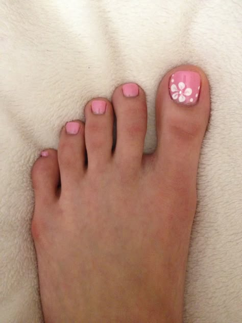 Pretty toe nail polish! Simple Summer Pedicure Ideas, Heart Pedicure, Tacky Nails, Nails Hacks, Flower Toe Nails, Nails Shapes, Pink Toe Nails, Pedicure Designs Toenails, Toenail Designs