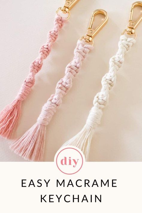 This easy macrame keychain pattern will add a cute boho vibe to your everyday style. This step by step macrame tutorial will show you how easy it is to make your own. Macrame Keychain Tutorial, Diy Macrame Keychain, Easy Diy Macrame, Macrame Hangers, Keychain Tutorial, Simpul Makrame, Art Macramé, Easy Macrame, Keychain Pattern