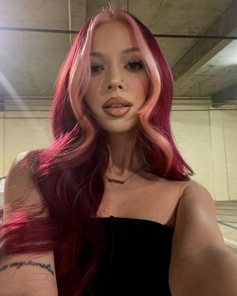 Red Pink Hair, Pink Hair Dye, Kadeřnické Trendy, Red Hair Inspo, Wine Hair, Cute Hair Colors, Vlasové Trendy, Pretty Hair Color, Hair Color Pink