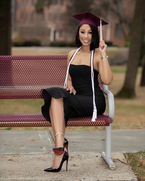 Formal Ceremony Outfit, High School Senior Picture Outfits, Graduation Outfit Ideas University 2023, Black Graduation Dress Black Women, Business Woman Graduation Photos, All Black Graduation Outfit, Graduation Pictures Photoshoot, Graduation Photos Outfit Ideas, College Graduation Photoshoot Black Women