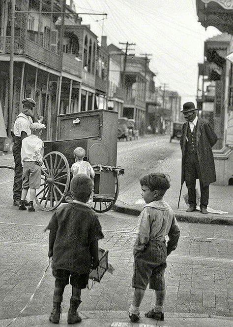 Old New Orleans. Late 1800's David Goldblatt, Organ Grinder, New Orleans History, Louisiana History, South Louisiana, Guy Fawkes, London Museums, Bourbon Street, Foto Vintage