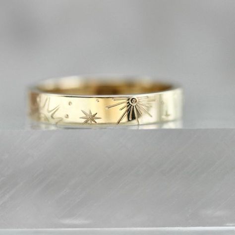 خواتم خطوبة, Hand Movements, Extraordinary Design, Celestial Ring, Fancy Gifts, Big Rings, Engagement Ring Sizes, Time Of Day, Wedding Rings Unique