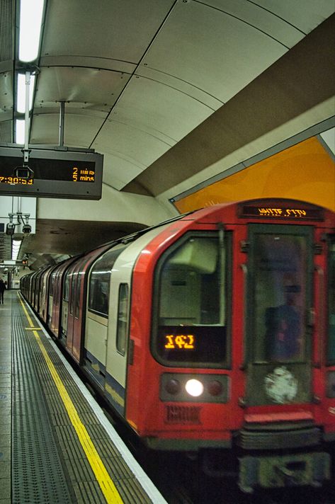 The London Underground is a rapid transit system serving Greater London and some parts of the adjacent counties of Buckinghamshire, Essex and Hertfordshire in the United Kingdom. The Underground has its origins in the Metropolitan Railway, the world's first underground passenger railway. Monkey Aesthetic, Urban London, Underground London, London Underground Train, Arctic Monkey, London Wallpaper, London Vibes, Oxford Circus, Metro System