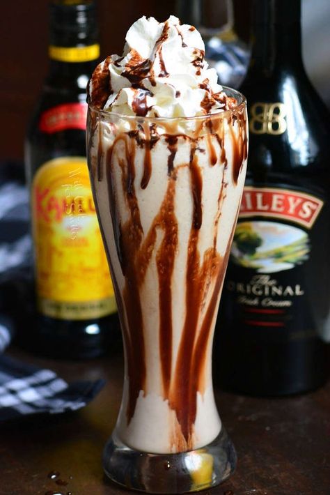 Mudslide Recipe Alcohol, Mud Slide Drink Recipe, Mudslide Drink, Mudslide Recipe, Baileys Recipes, Mudslide, Chocolate Milkshake, Baileys Irish Cream, Mixed Drinks Recipes