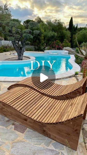 FINCA BLANCHARD 🧿 on Instagram: "DIY BAIN DE SOLEIL 🌞 

Planche de contreplaqué 2m/40cm :22€ 
Tasseaux x 15: 20€
Brou de noix 1 bouteille :8€
1 boîte de vis: 2,99€

Total: 53€ le bain de soleil 🌞" 50s House, Instagram Diy, Wood Projects, Investment, Sweet Home, Building, Wood, Furniture, On Instagram